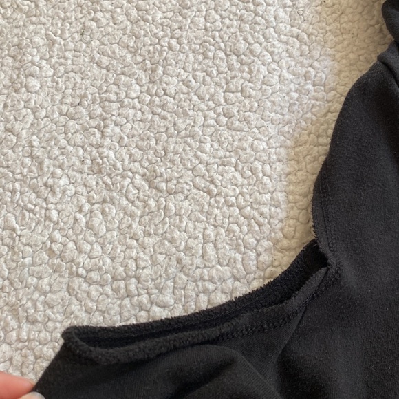 Off the shoulder Hollister hoodie with finger holes. - Picture 4 of 7